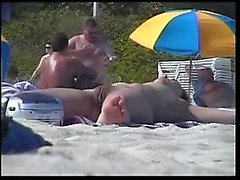 Voyeur fille se branle bite son petit ami à une plage publique