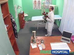 Medico dolce dà fiori San Valentino al il paziente caldo