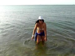 Garota amadora se masturbando em praia pública