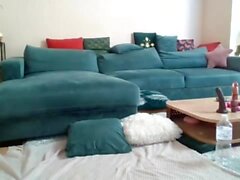 Morena rizada tetona con grandes tetas folla en el sofá