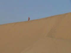Hombre desnudo en dunas enormes