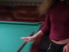 Cornea Cameriera di bar sul Billiards ottiene nudo e Pompini