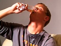 Twinks Roma Artur och Archi Drinks Piss innan RAW FUCKING