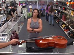 Brunette chicas vende su del violoncelo y se golpeó de la casa de empeños