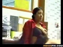 Индийского секретарем Sucking и трахается