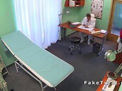 Coq affamé fucks médecin par son patient