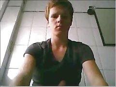 tedesco ragazzo mastrubates guardi in webcam