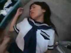 Liten japansk flicka suger kuk samt blir borrad på en allmänna utrymmen