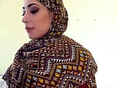 Arab donna ottiene il suo pussy pelosa scopata