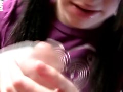 Pigtailed esmer kız Melody POV güzel bir handjob verir