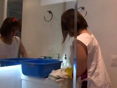 Azgın Kolombiyalı Hizmetçi Kathy Violeta, garip bir banyodan hoşlanır