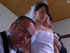moglie giapponese prendere dei vestiti spoglia dagli capo di suo marito