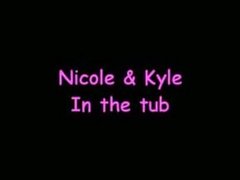 Nicole en Kyle in de Tub