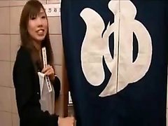 Underbar Japanese tjej mister sina kläder och visar hennes mellan