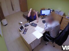 VIP4K. Naughty Bank Worker lockt ein sexy Baby, um intensiven Sex zu haben