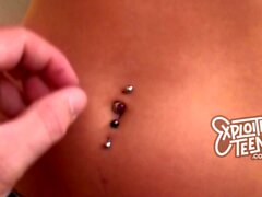 Teenager sveglio con piercing stelle in questo video fusione