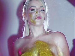 Hot Glittery Sexbomb Maricachanelle leuchtet während gefickt