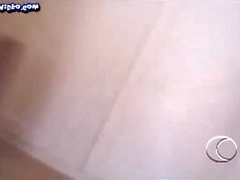 Kinky dude sta trionfando il suo albero fuori e cavalca in cima a un dildo su una webcam