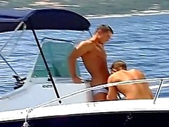 De dos chicos calientes gasto los días summeer caliente conducir el barco