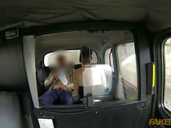 Chauffeur de la fraude baiser whore plantureuse dans un taxi