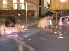 Japanese Girl Seduced baise vieil homme bains publics