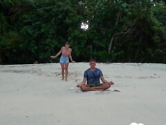 La meditación en la playa terminó con una mamada