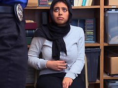 ShopLyfter - LP Officer Fucks Hot Muslim Teen med enorma Rack