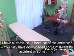 Potilaan kova kulkee lääkäreitä Dick toimisto