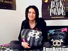 Dieses erotische Brunettefrau ist emo Twink wichst seinem Schwanz aus