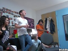 Los muchachos gay locos disfrutan de un acto de grupo y chupan weenies