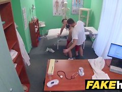 Fake Hospital Doctor prescreve facial pegajosa para ajudar a curar morena sexy