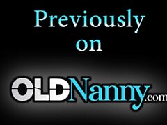 Oldnanny Hot Mama spielt mit ihrem Körper und ihrem Sex-Spielzeug