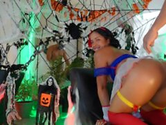 Fiesta de Halloween Se Sale de Control. La Reina del Squirt Anal es Follada Por Enmascarado