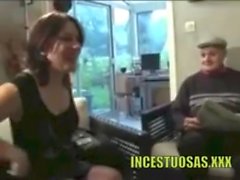 Su hija le lleva una prostituta - incestuosas