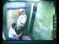 Farsan och sonen fångas jävla av Elevator
