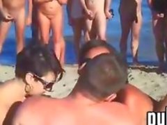 Des échangistes se amuser à pour A Beach devant une foule