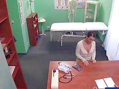 FakeHospital doctor consigue pacientes sexy coño mojado