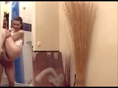 Salope poilu Furie sodomize dans la douche