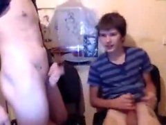 Simpatici ragazzi gay amatoriali fanno sesso davanti alla webcam