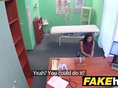 Hospital de falsa morena tímida tiene orgasmos explosivos cuando su maldito médico