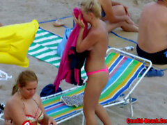 Spiaggia, teenager della spiaggia topless, offerta esclusiva Unisciti a Brazzers