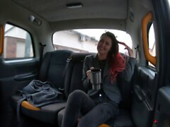 Fake Taxi Cindy Shine betalar för rengöring bill med hennes fitta