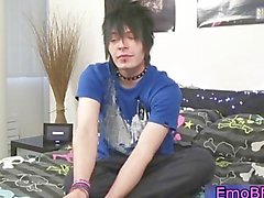 Perfurado e tatuados gays de emo masturbação Parte 5