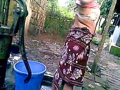 Bangla desi desavergonhada vila primo Nupur de banho ao ar livre