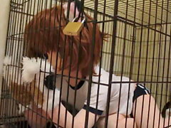 Perro Kigurumi en jaula, bondage y juego con aire.