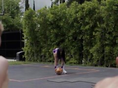 Trans -Basketball -Schiedsrichter wird von den Spielern mit Arsch barebackiert