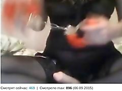 Venäläisen kameran tyttö on vaatteitaan automodessa
