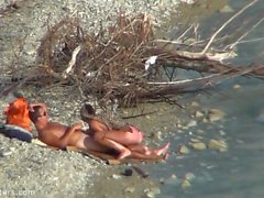 Nudist Beach Couple onanerar varje annan Spycam