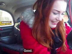 Fake en taxi checas stripteases Redhead lindo que a Charlie Red