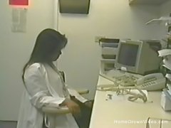 Enfermeira asiática pego se masturbando em seu escritório com brinquedos